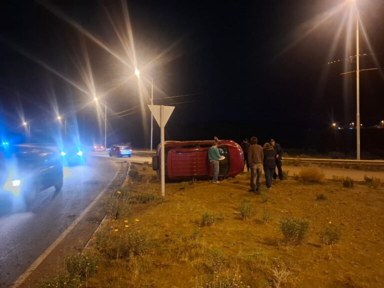Perdió el control del vehículo por el asfalto mojado y despistó en una rotonda