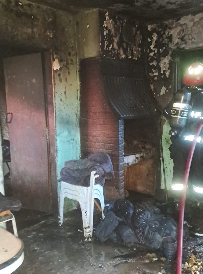Dramático rescate: vecinos salvaron a un jubilado del incendio de su vivienda