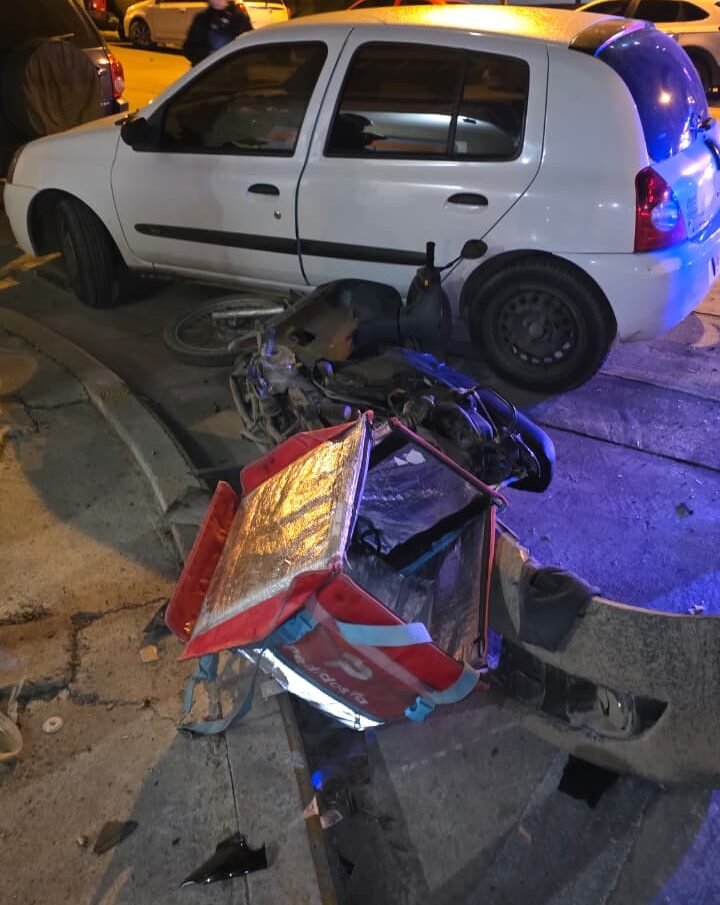 Repartidor terminó hospitalizado tras un choque múltiple en pleno Centro