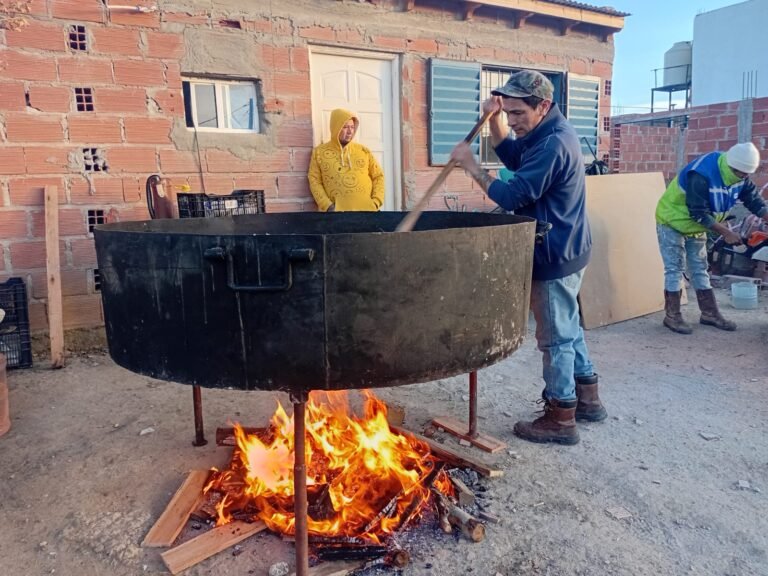 Reúnen alimentos para la primera olla popular de invierno y asistir a cientos de familias