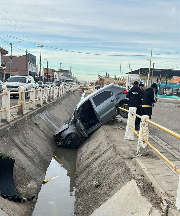 Impactante choque en avenida Roca: un auto terminó dentro del canal evacuador