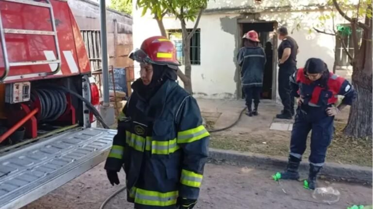 Le pidió plata a su mamá para comprar droga, ella se negó y le prendió fuego la casa