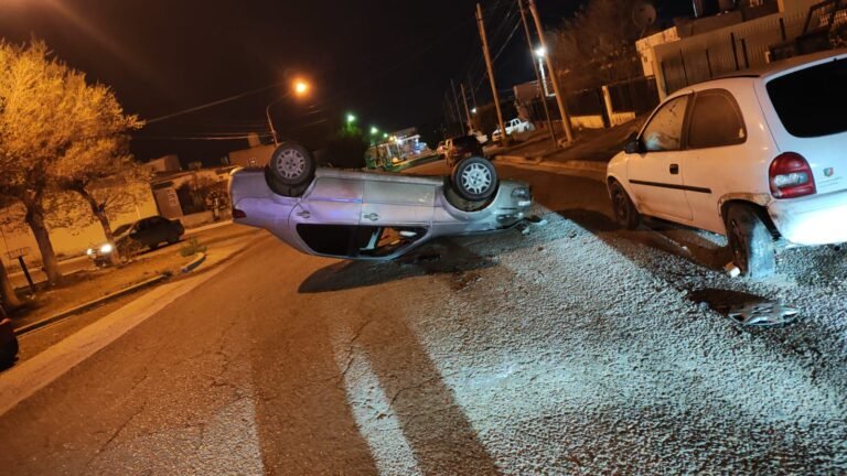 Conducía alcoholizado, volcó y chocó contra dos vehículos estacionados