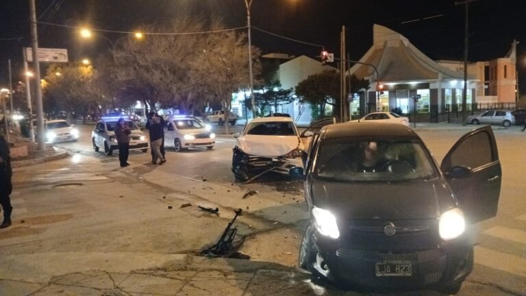 Fuerte choque en zona sur: una mujer y dos niños fueron trasladados al hospital
