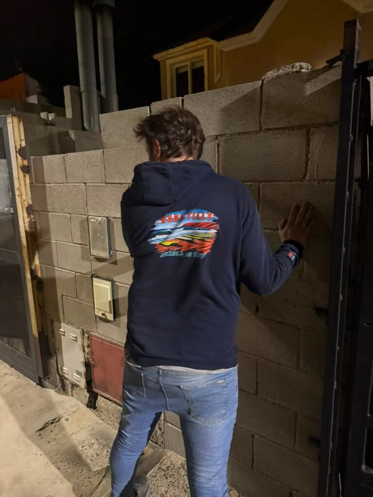 Tenía una restricción vigente y fue sorprendido en el patio de la víctima