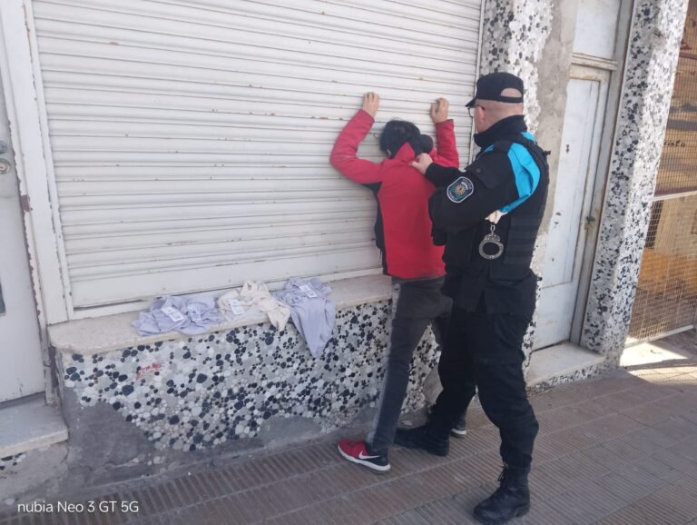 Intentó huir al ver a la policía y descubrieron que llevaba ropa robada