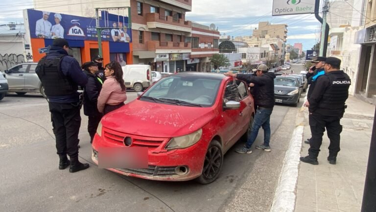 Estaba estacionado en doble fila y terminó involucrado en una causa por drogas