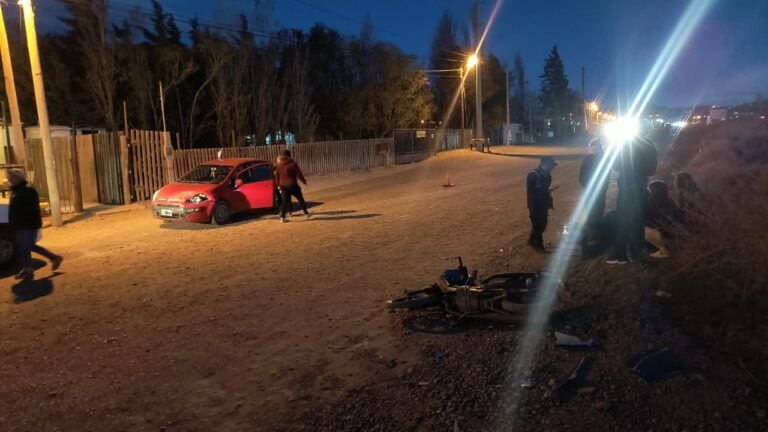 Dos jóvenes resultaron lesionados tras un choque entre un auto y una moto