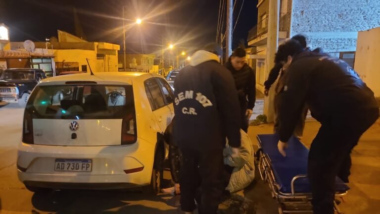 Una motociclista fue trasladada al hospital tras chocar con un vehículo utilitario