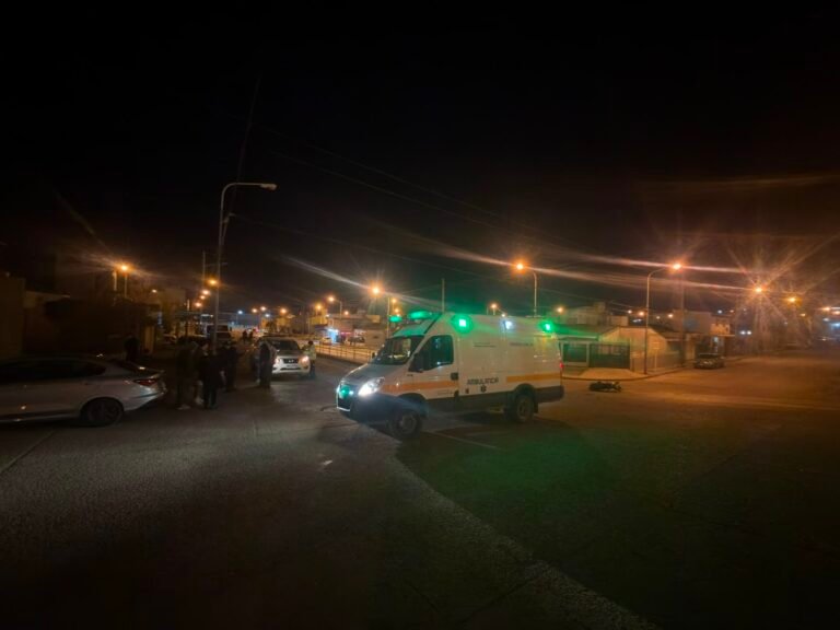 Joven motociclista fue trasladado al hospital tras chocar con un auto