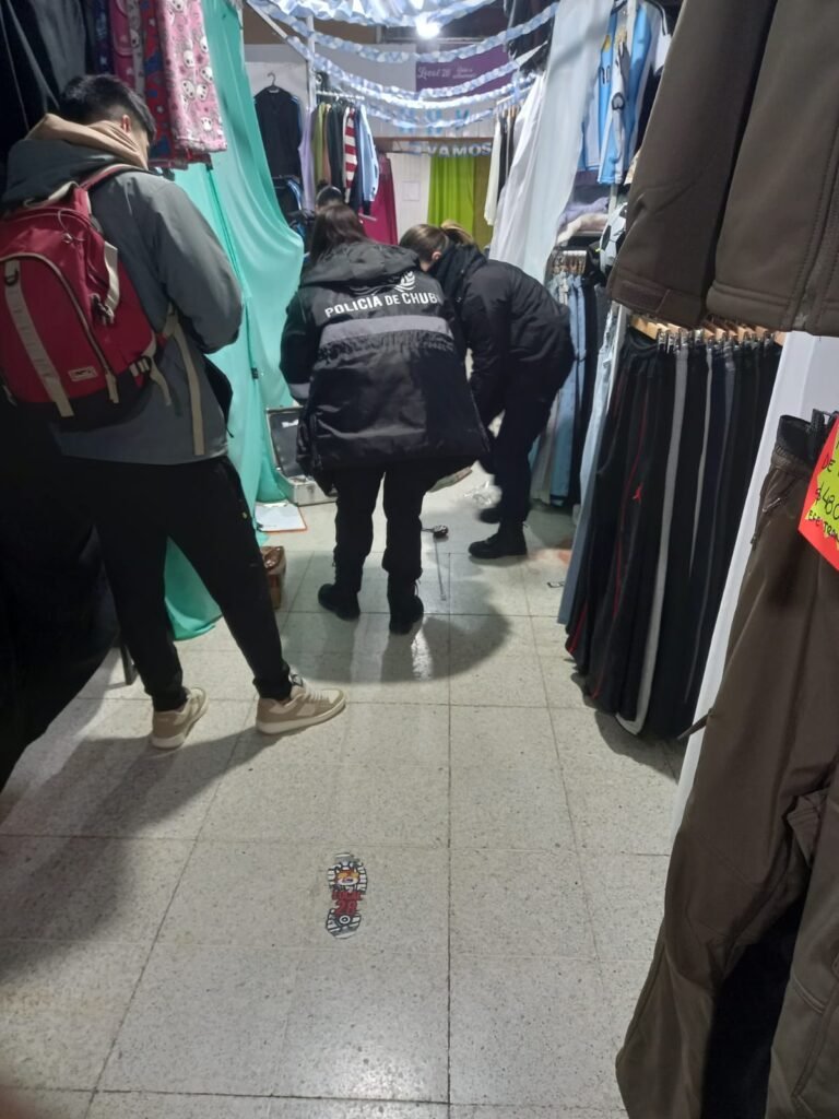 Intentó robar en una galería céntrica, se cayó del techo y lo atraparon herido