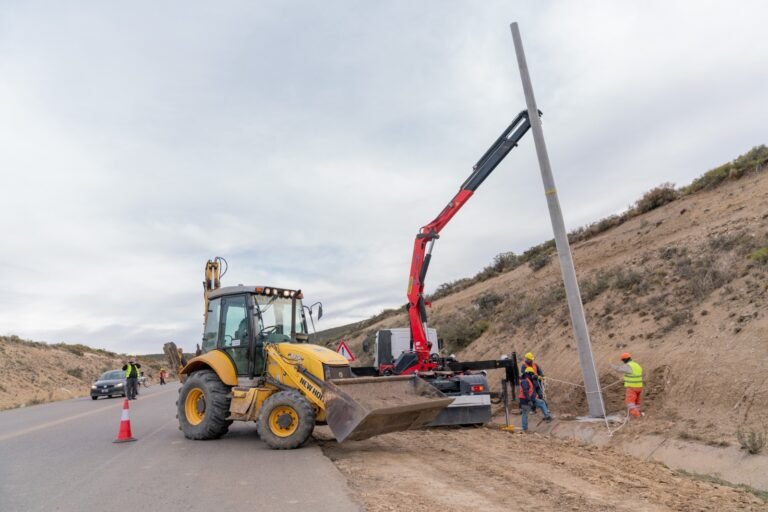 Comenzó la obra de iluminación y mejora eléctrica en el Camino Roque González