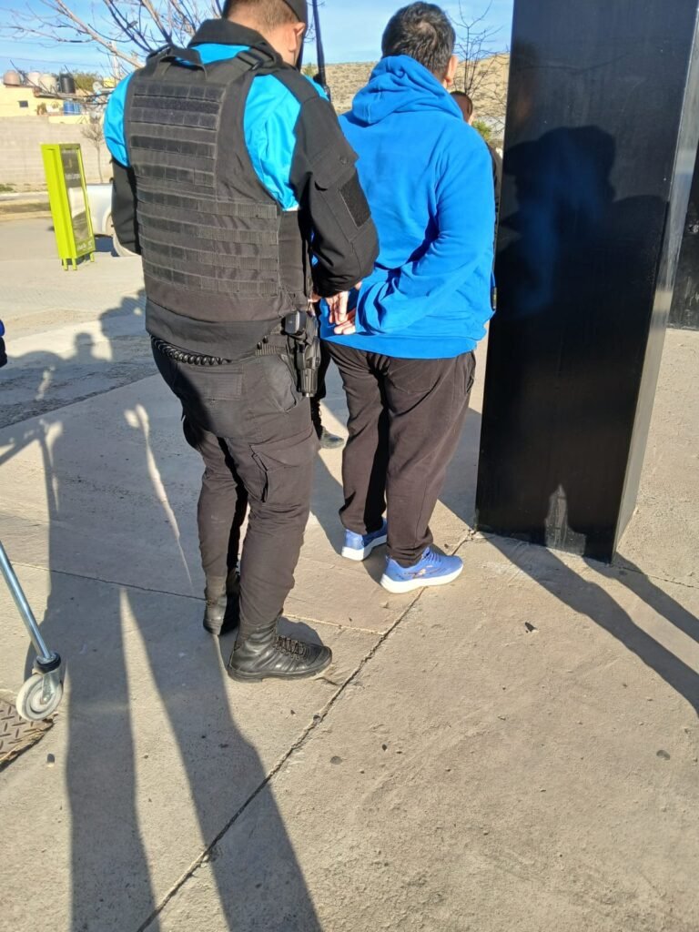 Sorprendieron a un empleado de supermercado llevándose mercadería sin pagar