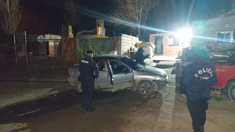 Despertó por un estruendo y encontró su auto envuelto en llamas