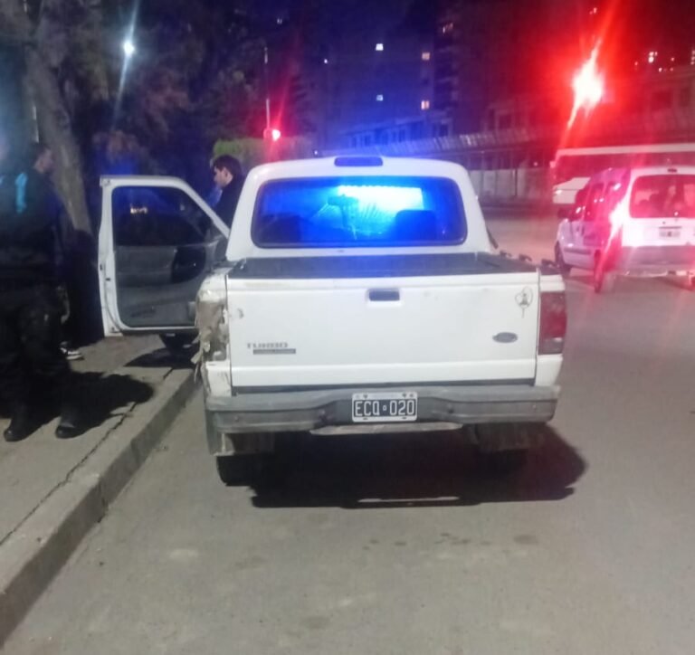 Intentaron incendiar un auto en Km 8 y fueron interceptados en pleno Centro