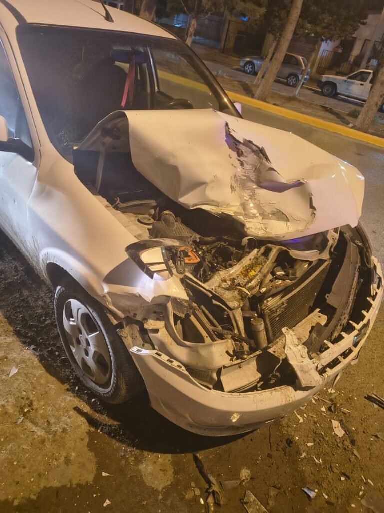 Chocó contra un auto estacionado tras una discusión: dio positivo en alcoholemia