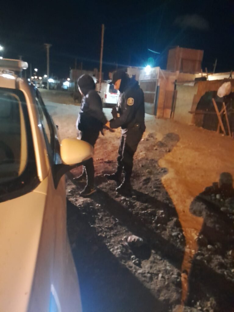 Fue a buscar a su pareja a la casa de una amiga e intentó atacarla con un cuchillo