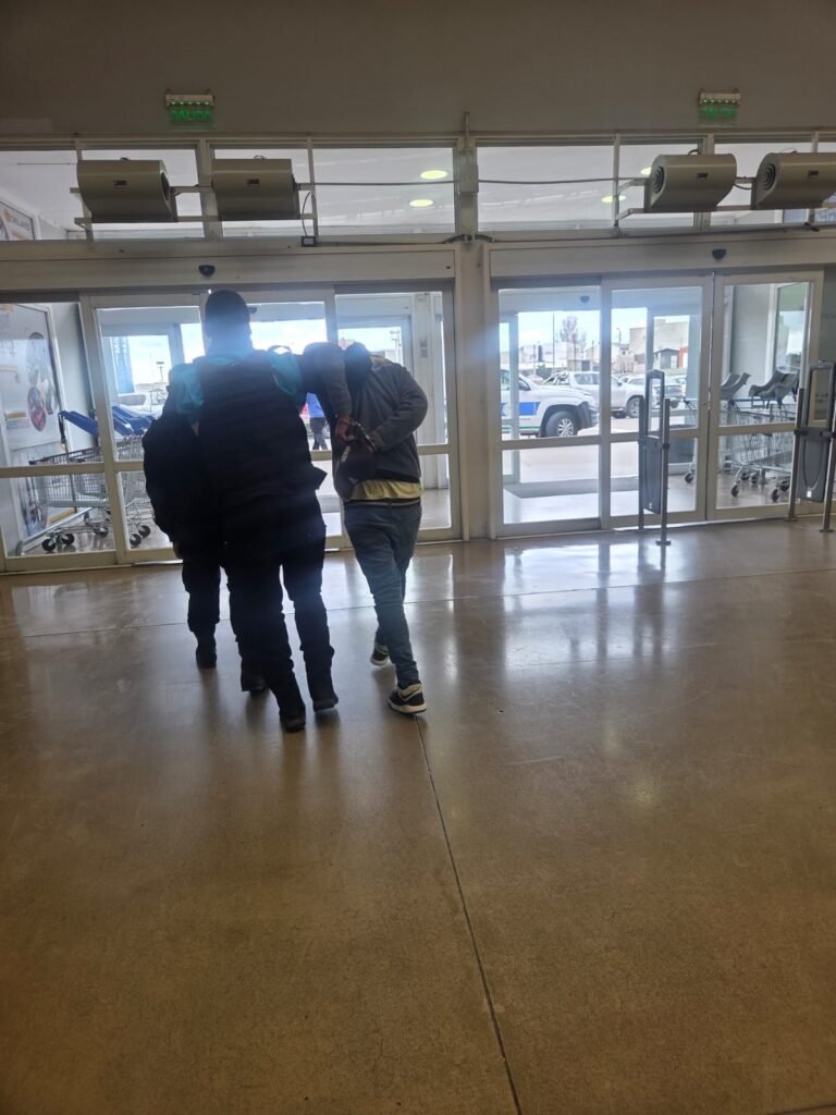 Intentó llevarse dos perfumes de un supermercado y fue atrapado a la salida