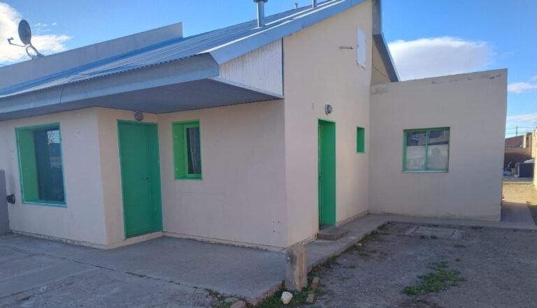 Recuperaron una vivienda ocupada y la reasignaron a una familia de Sarmiento que esperaba desde 2004