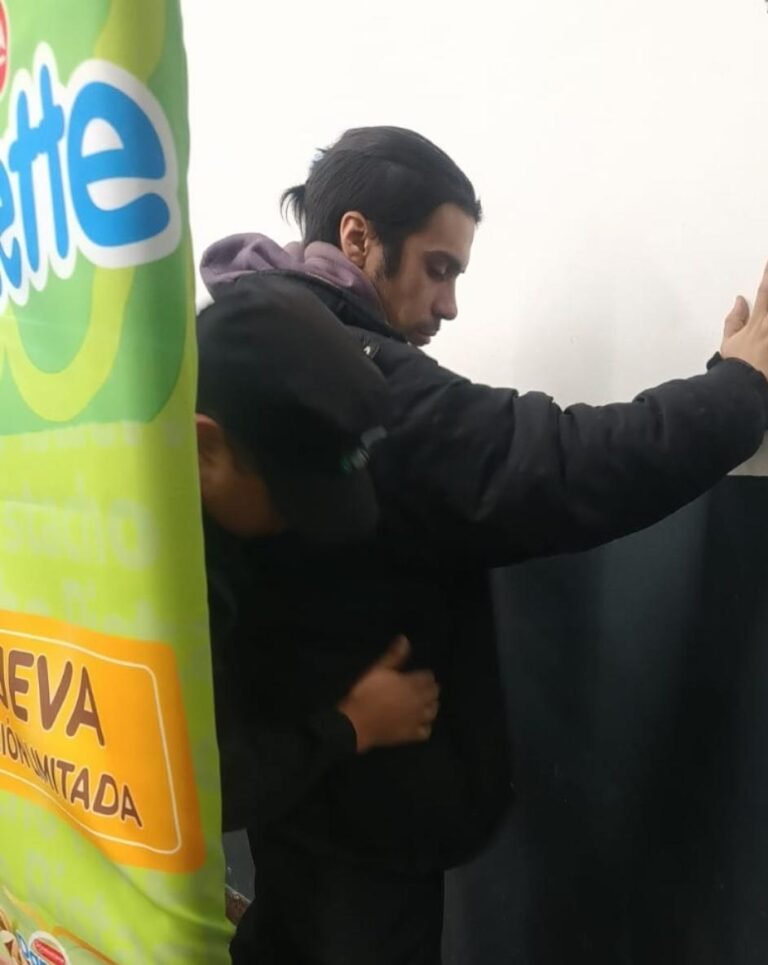 Salía del supermercado con un fernet oculto en la campera y fue descubierto