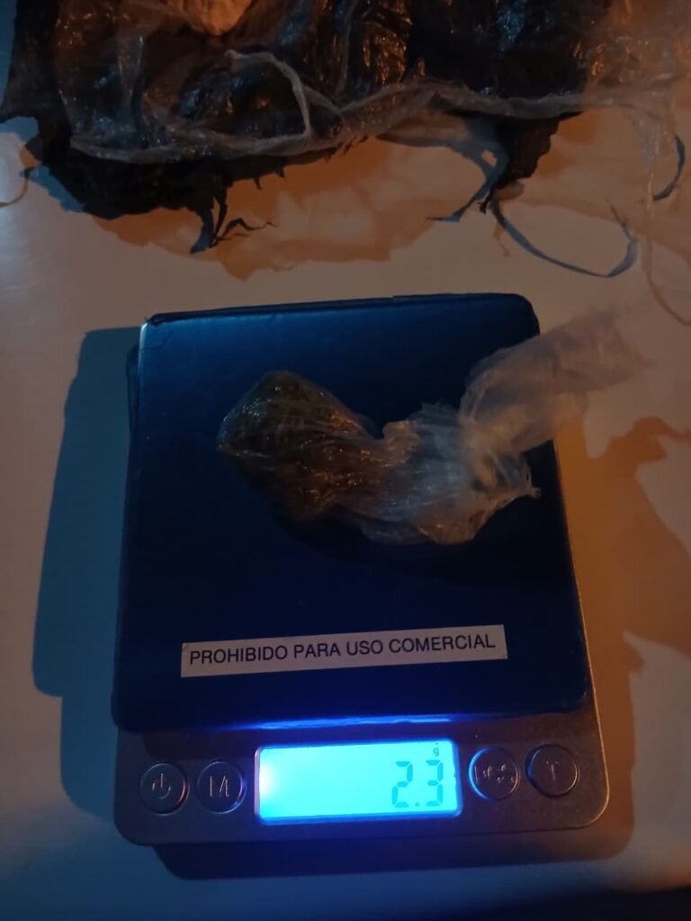 Descartó envoltorios al ver a la Policía y fue interceptado: llevaba cocaína y marihuana