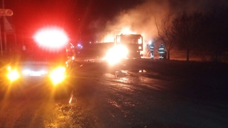 Se incendió un camión en la estación de servicio de Garayalde