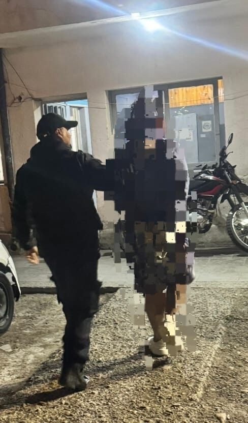 La golpeó para robarle la cartera, escapó corriendo y cayó tras una persecución