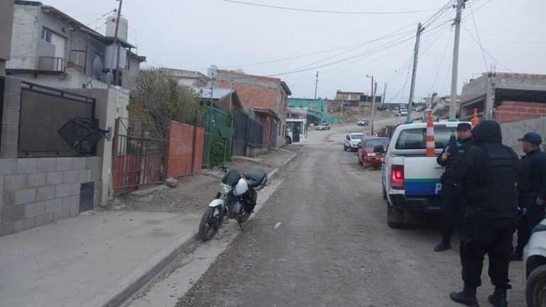 Sin casco y sin papeles: esquivó un control, huyó a pie y le secuestraron la moto