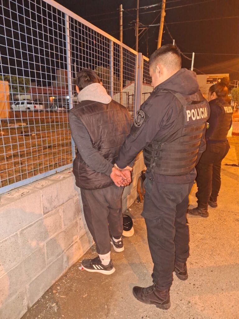 Lo sorprendieron intentando robar una rueda de auxilio: fue detenido a pocas cuadras