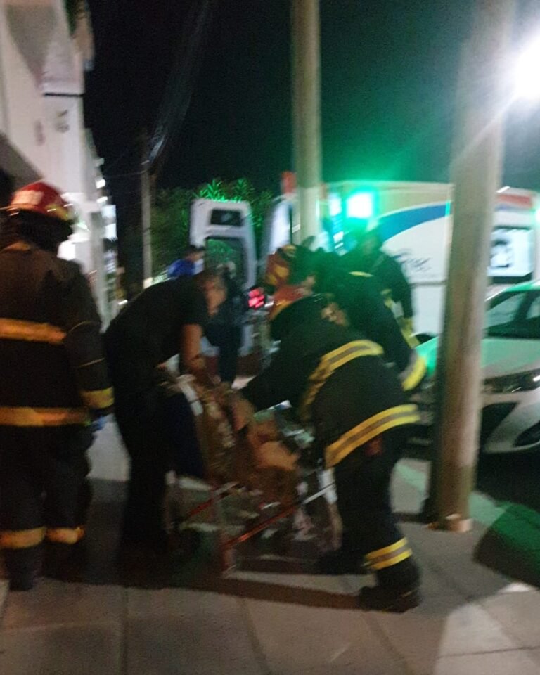 Bomberos asistieron a un adulto mayor descompensado en pleno Centro
