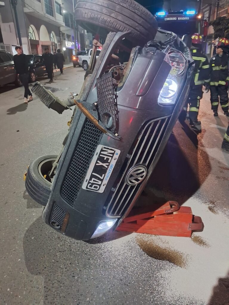 Manejaba con 3,70 de alcohol en sangre: el conductor que volcó en el Centro es policía