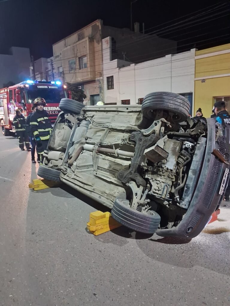 Manejaba alcoholizado y volcó sobre calle Sarmiento
