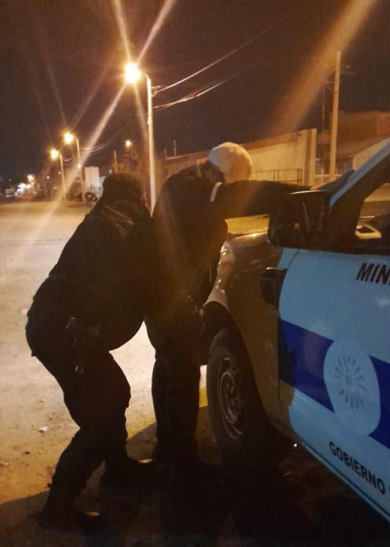 Saltó del techo de una fábrica para escapar de la Policía: creen que iba por la recaudación