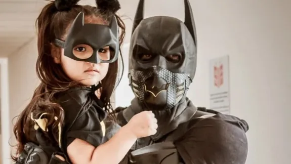 Batman impulsa una campaña solidaria para donar figuritas y álbumes a niños internados