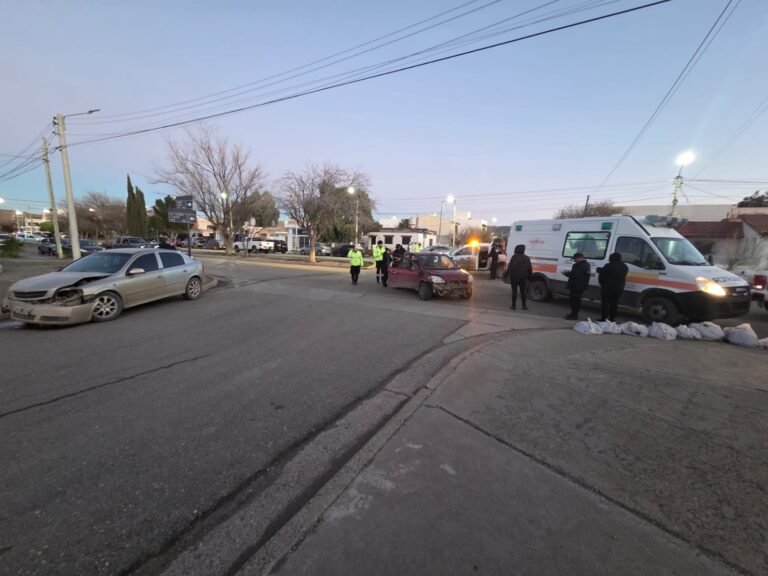 Fuerte choque en avenida Canadá: un hombre fue trasladado al hospital