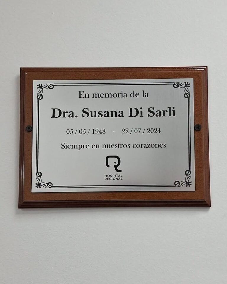 El Hospital Regional homenajeó a la Dra. Susana Di Sarli con una placa conmemorativa