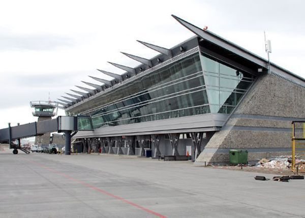 Alarma en un aeropuerto: denunciaron que un turista puso pastillas en la bebida de su pareja