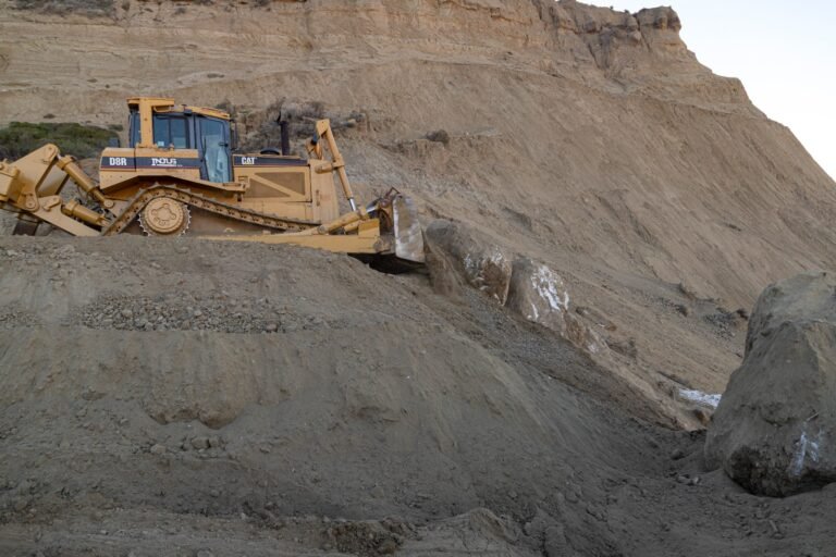 Se intensifican los trabajos de movimiento de suelo en el cerro Hermitte