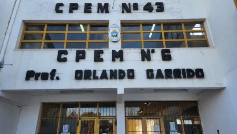Un menor fue baleado en la escuela: su compañero llevó el arma oculta en la mochila