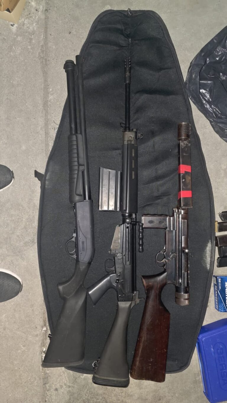 Asalto a camionero en Ruta 3: Secuestran un arsenal con fusiles, una ametralladora y chalecos antibalas