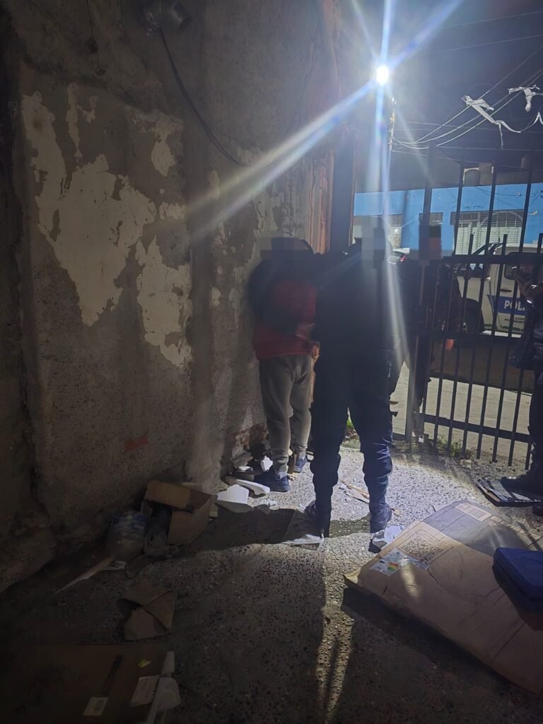 ​Saltó un paredón de casi 3 metros para robar herramientas pero fue reducido por el propietario de la vivienda