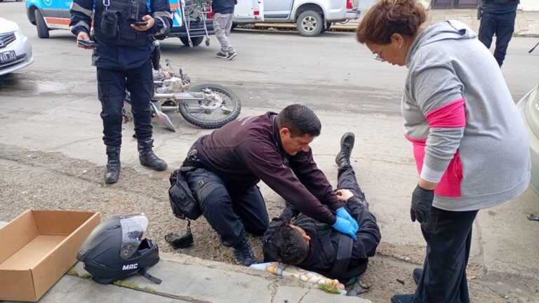 Esquivó a un auto, provocó un choque y un policía en moto terminó en el hospital