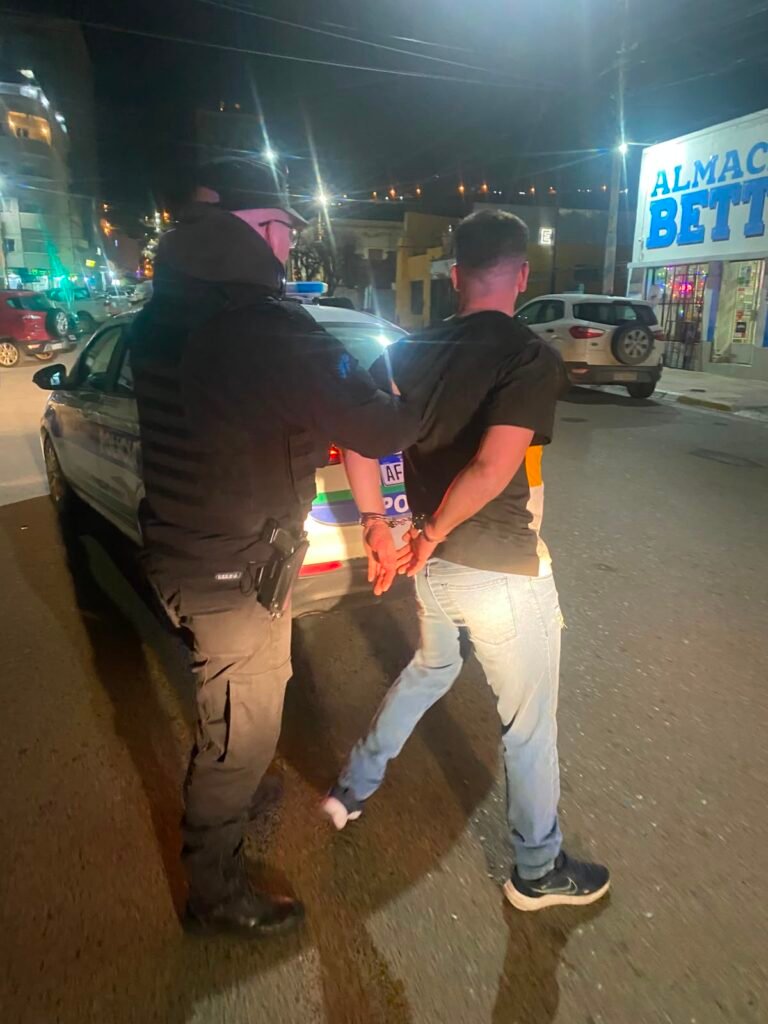 Detienen a un hombre ebrio que causaba disturbios sobre un auto