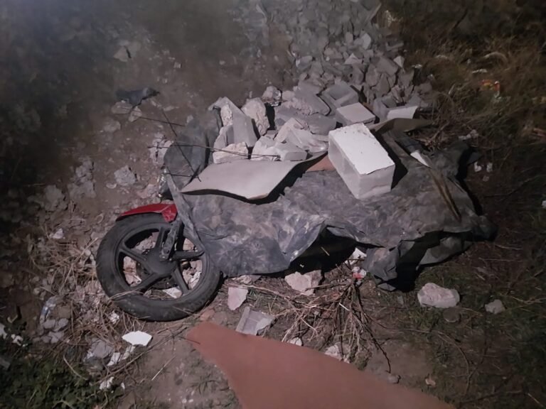 Frustran el robo de una moto: tres delincuentes la habían ocultado entre escombros