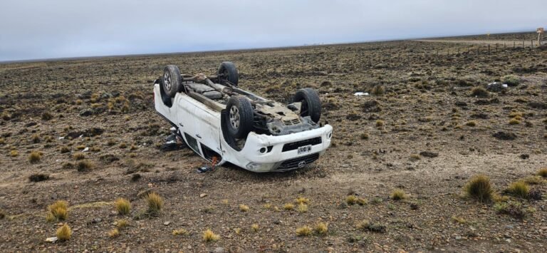 Vuelco en la Ruta: una familia resultó ilesa tras un accidente cerca de Pampa Salamanca