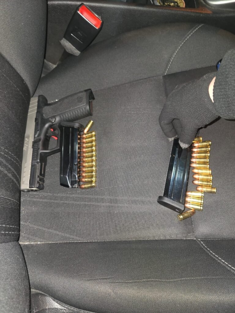 Hallan una pistola en la camioneta abandonada tras una pelea
