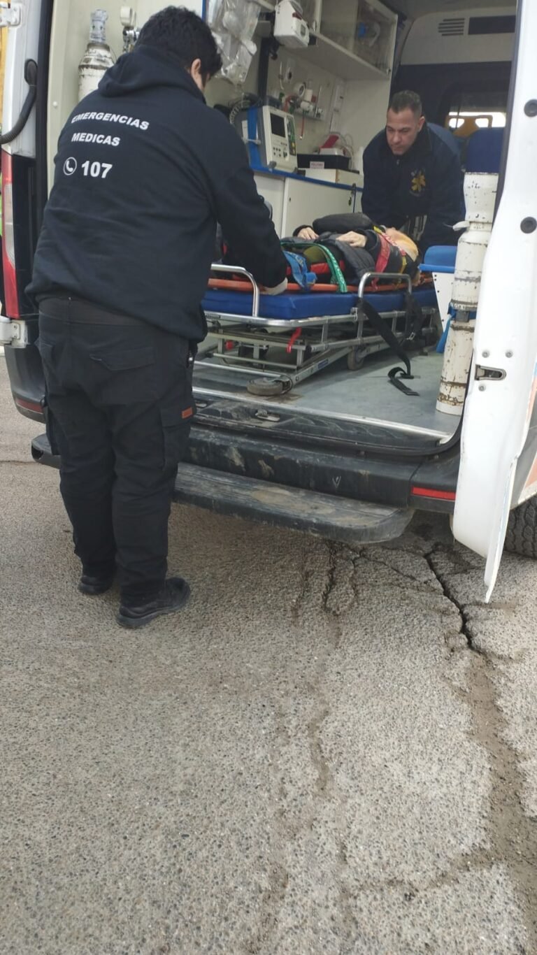 Choque entre un colectivo y una camioneta en el centro dejó a una pasajera hospitalizada