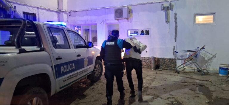 Detienen a un hombre tras intentar robar perfumes de una farmacia 