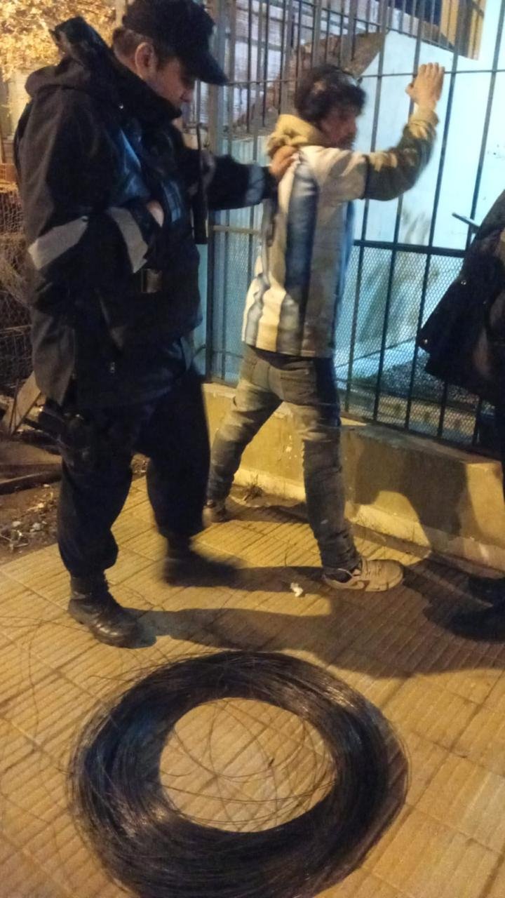 Aprehenden a un hombre tras intentar robar alambre de una obra en construcción