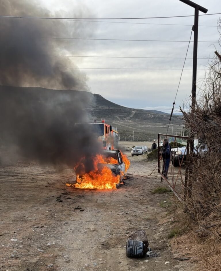 ​Un cortocircuito provocó el incendio total de un auto en un taller mecánico
